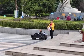现在的骗子太高明 家有小孩儿的一定不要让孩子独自玩耍图片