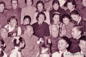 【党史故事】周恩来给大型歌舞《东方红》 演职人员讲党史图片