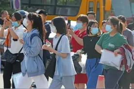 2023高考正式开始，家长“花式送考”，旗袍为何最受欢迎？图片