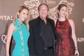 天后李玟携外籍老公亮相，穿旗袍配一头金发，沙漏型身材太迷人图片