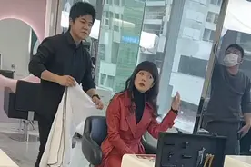 马伊琍戴假发强凹少女，但发腮明显脸上老态真实，就是中年阿姨图片