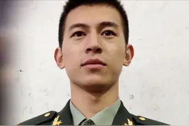 帅气特警队员“隐藏身份”曝光，网友热议图片