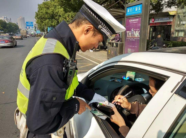 C1新手驾驶人注意了，满足2个换证条件，驾驶证可以“终身免换”