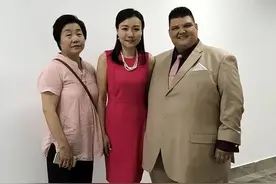 女孩不顾父母与美国400斤大胖子结婚，13年过去，现在如何了图片