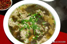 宜宾人早餐的另类，不吃燃面，而从一碗热气腾腾的肉片汤开始图片