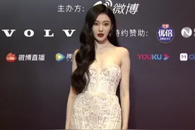 又是红毯！金晨戴“洗碗手套”，刘敏涛穿肚兜装，殷桃艳压全场图片