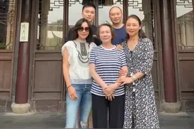 刘嘉玲携娘家人游苏州！穿衬衫配破洞裤减龄时髦，不及妈优雅大气图片