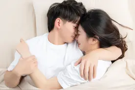故事：订婚当天我回家给男友惊喜，开门却撞见一个女人穿着他衬衫图片