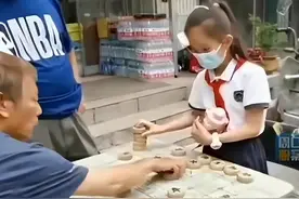 河北保定，9岁小女孩和大爷下象棋，沉着自信盘盘都赢：羡煞路人图片