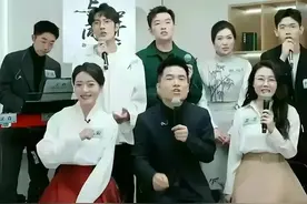 董宇辉希腊街头大变样？网友惊呼：这3个细节令人心疼！图片