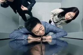 扒门逃生还是等待救援？被困电梯怎么办图片