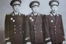 南京军事学院三位同学合影，两位是大军区司令，一位当空军副司令图片