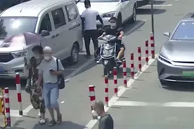 阿姨1个月交往20多名男子 专买高档水果后退货变现图片