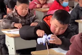 老师晒一年级监考现场逗乐网友：在作弊和做题之间，他选择了作法图片