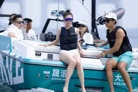 王雷夫妇出海玩冲浪，李小萌穿泳装白到发光，与老公肤色对比明显图片