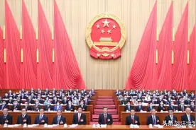 十四届全国人大一次会议在京开幕 习近平等在主席台就座图片