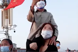 张白鸽：扛起父亲看升旗，卖公司带他旅行，只因他在草堆里捡到我图片