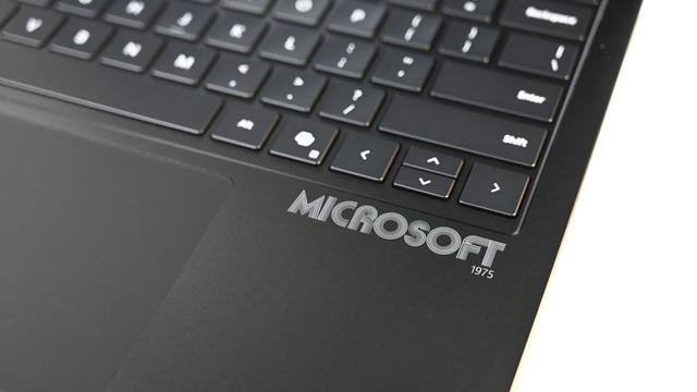 微软50周年纪念版Surface Laptop 7亮相，拥有金色Logo、专属壁纸