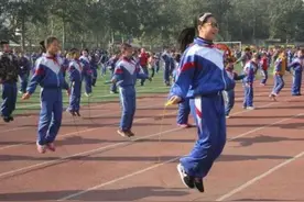 小学生跳绳项目成为加分项，小学生一分钟跳绳标准是多少图片