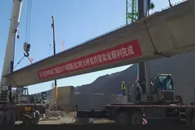 新疆G577精伊线首片预制箱梁架设完成图片