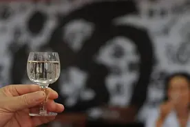 白酒兑红牛一起喝有六大危害，看完你还敢这样喝吗？图片