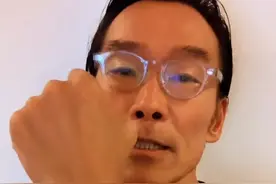 郑浩南罕晒奢侈品，一只金表上百万！57岁靠跑商演养国外生活妻儿图片