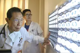 钟南山因天价挂号费引不满，儿子又因佩戴奢侈品引争议，该不该查图片