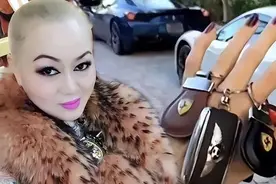 “谁敢娶我，我就送他一辆宾利”还记得那个高调征婚的女富婆吗？图片