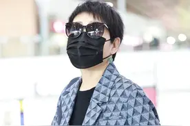 张凯丽现身北京机场 身着蓝色印花西服气质出众图片