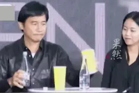 梁朝伟在韩国电影节主动给翻译小姐姐倒水，引发韩国网友热议图片