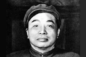 1965年彭德怀被派到成都，理发师告诉他：邓华将军就住在您家附近图片