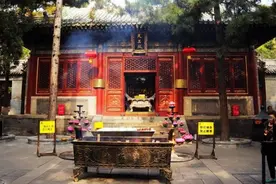 寺庙功德箱讲究多，开口朝上、朝前有何区别？老和尚道出背后秘密图片