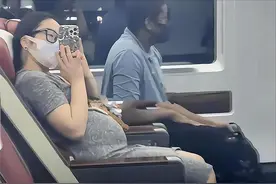 为了爱情00后网红周周，远赴西非官宣产子，孩子肤色遭网友质疑图片