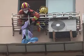 今天中午宝钢九村一女子被困外墙雨棚情况危急 消防到场救援图片