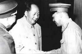 大校营长岳振华，开国元帅排队轮流敬酒，全营官兵吃烤鸭吃到腻图片