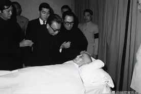 蒋介石遗体至今未能下葬，入殓时被穿上7条裤子，其中有何原因？图片