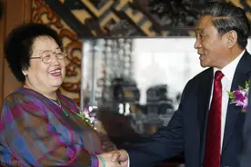 国内顶级女富豪：从修理工做起攒下500多亿身家，大二婚丈夫11岁图片