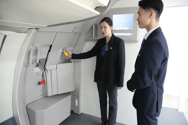揭秘！空姐空少是如何“炼”成的？