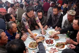 甘肃男子半年办7场酒席，只为给小猪过满月，村民：不敢再去了图片