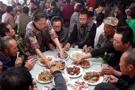 甘肃男子半年办7场酒席，只为给小猪过满月，村民：不敢再去了图片