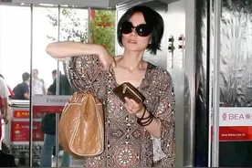 王菲真没明星架子，穿印花裙配夹脚凉鞋就出门，看似随意却挺高级图片