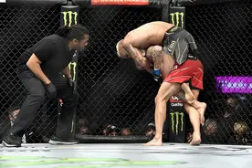 Ufc巴西“柔术之子”查尔斯奥利维拉成功卫冕自己的轻量级冠军图片