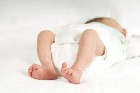 0-12个月大便对照表：次数、颜色、形状都要清楚，看你家娃正常吗图片