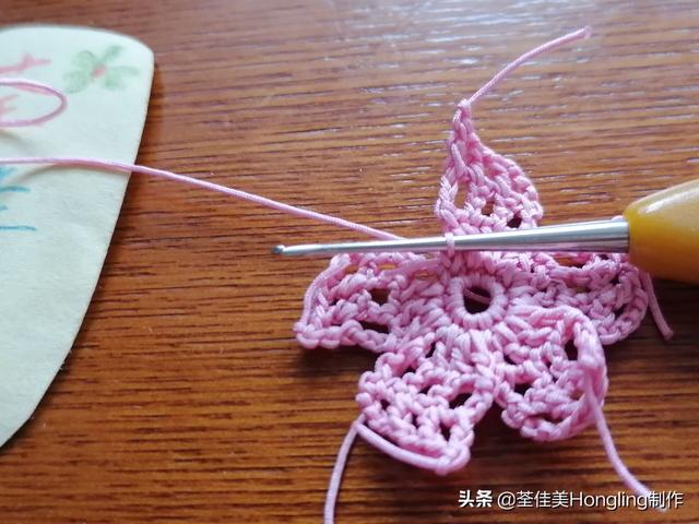 钩织了好几朵高颜值糖果色的可爱立体镂空花花,这是图文教程哦