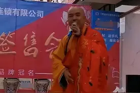唐僧扮演者徐少华罕露面，表演现场简陋，穿袈裟献唱《女儿情》图片
