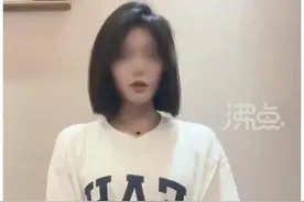 女网红因在泼水节被泼，对男游客连踢带踹后发声明，评论大快人心图片