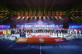 校庆晚会！华美绽放！图片