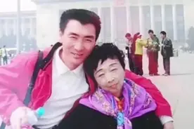 85岁马玉琴晚年凄苦！穿破棉服逛公园，小老公却穿貂、背真皮包图片