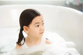 女孩14岁只让爸爸帮洗澡，亲情逾越背后是什么？图片