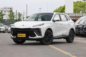 新车 | 售13.69万元 配置高于新铂金款 风行T5 EVO狂飚版新增车型上市图片